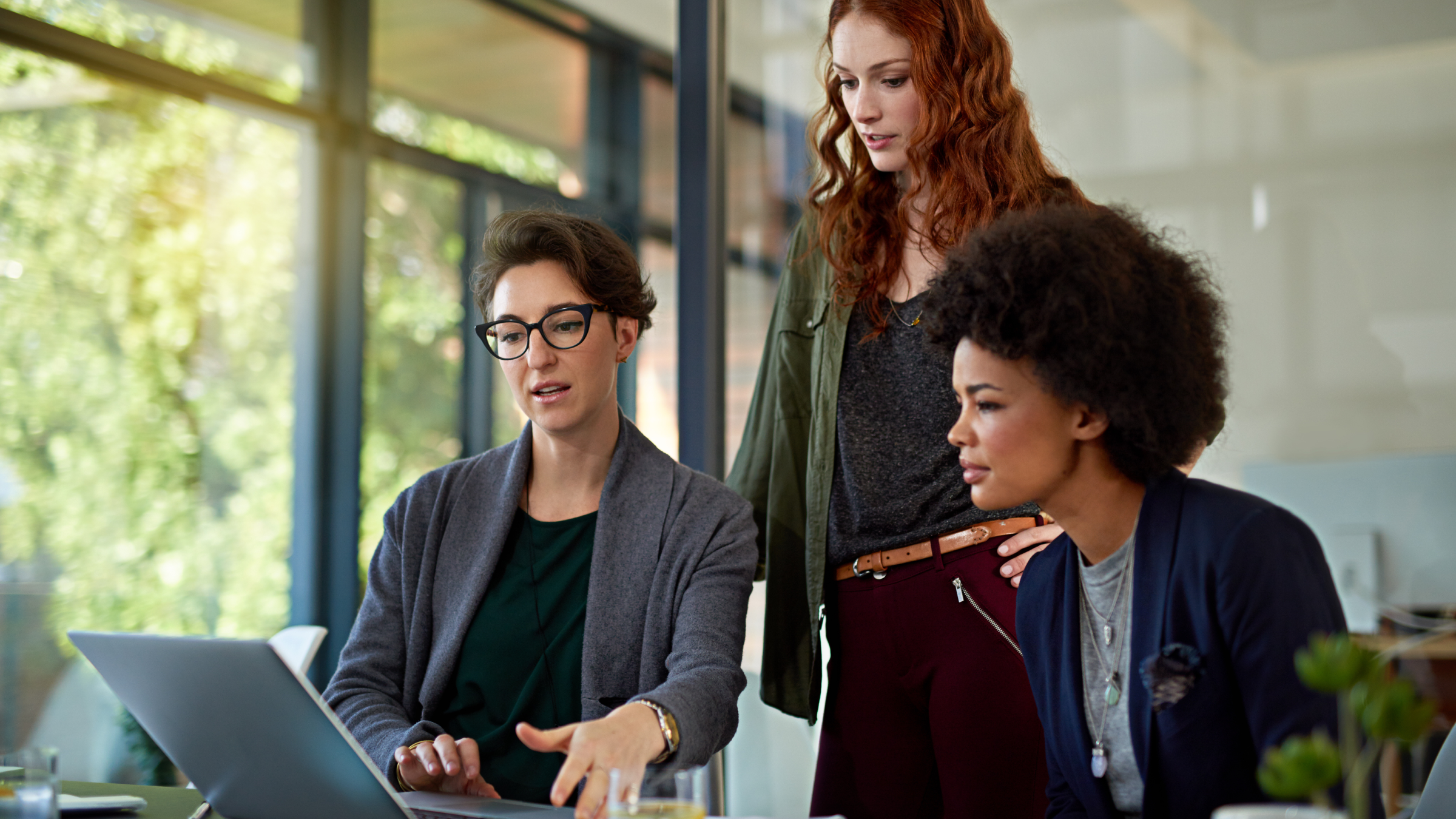  Trois femmes regardent un écran d'ordinateur.